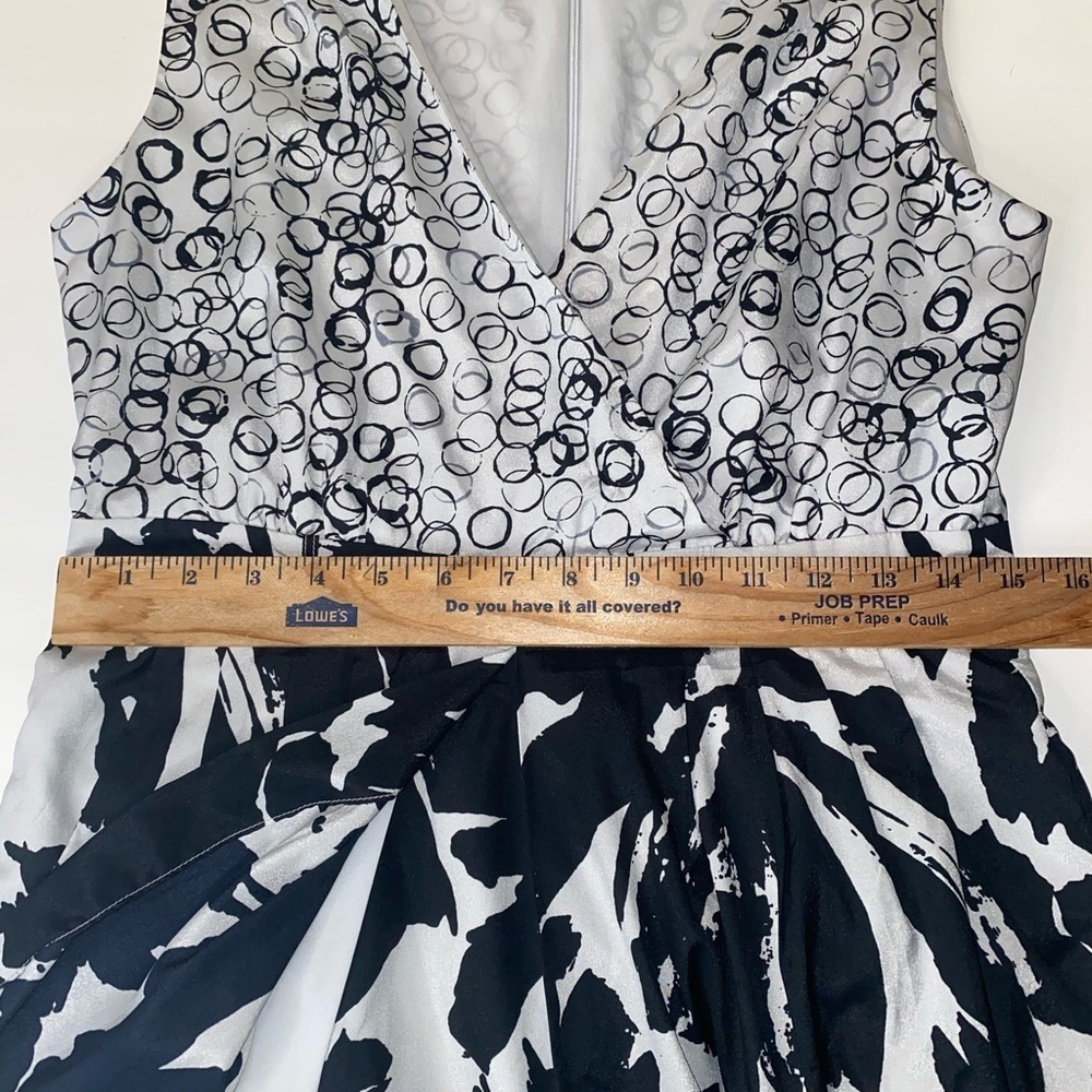 Banana Republic Dress size 10 Black & White Abstract Plunge Neck Line w/Pockets - Picture 9 of 13